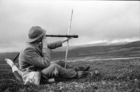 Image of sheet 19910740 photo 36: frtsg. 910730 Der Jäger Andy Smith unter einem dreier Geweih !Vital mit Georg Christie. Andy wartet mit dem Pony. Andy mit dem Fernrohr. Portrait. Pony.
Deer hunting in Scotland