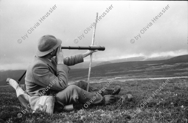 Image of sheet 19910740 photo 36: frtsg. 910730 Der Jäger Andy Smith unter einem dreier Geweih !Vital mit Georg Christie. Andy wartet mit dem Pony. Andy mit dem Fernrohr. Portrait. Pony.
Deer hunting in Scotland