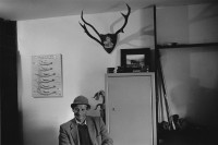 Image of sheet 19910740 photo 5: © 1991, OLIVIA HEUSSLER / www.clic.li
Der Hirschjäger Andy Smith unter einem dreier Geweih. Kingussie, Schottland 1991
trophy trophäe hunter Deer hunting in Scotland 1991 Jagd Jäger hunter 
Great britain, Grossbritannien  Europe √ 
ohne Aufkleber