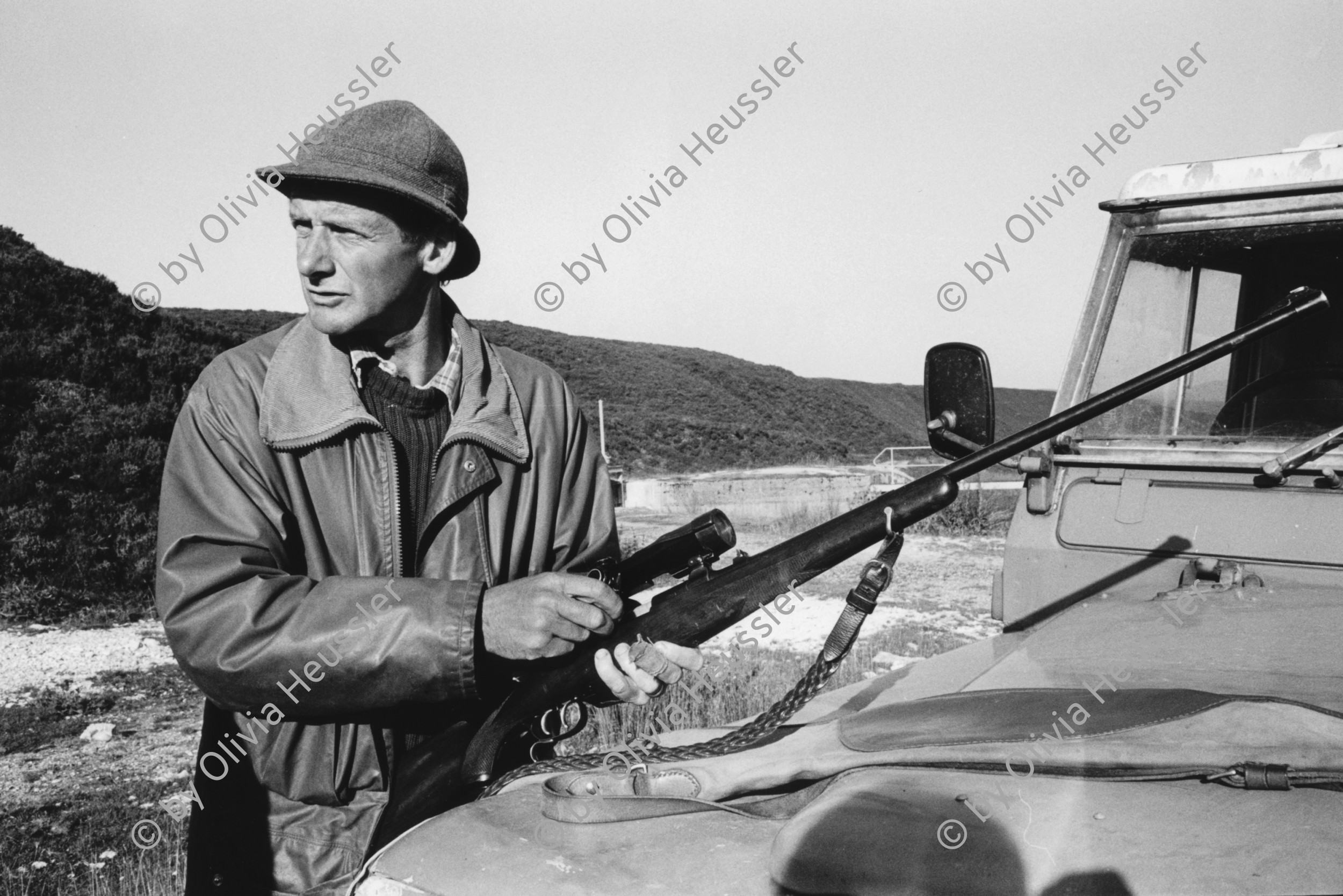 Image of sheet 19910750 photo 22: Jäger mit Gewehr Jagdgewehr und Jeep. Während Hirschjagd in Schottland. 1991
Deer hunting in Scotland 1991
Great britain, Grossbritannien  √ arms weapon rifle hunter traditional man highland  Great britain Europe Europa scottish rifle hunting jeep land rover car truck 4 wheel