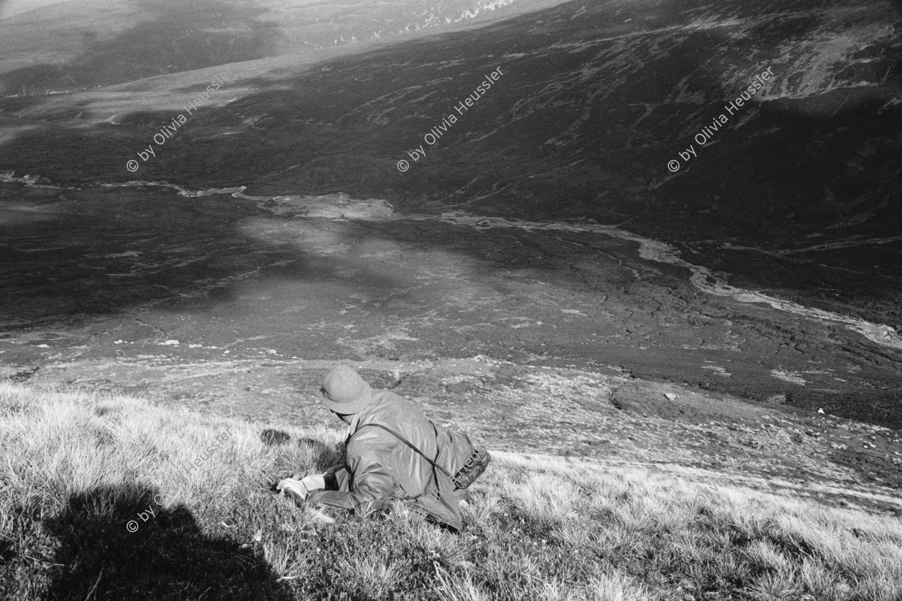 Image of sheet 19910750 photo 27: Während Hirschjagd in Schottland. 
Deer hunting in Scotland 1991 Grossbritannien √ deer hunting scotland hunter traditional man highland Great britain Europe Europa scottish water nature moor landscape rifle