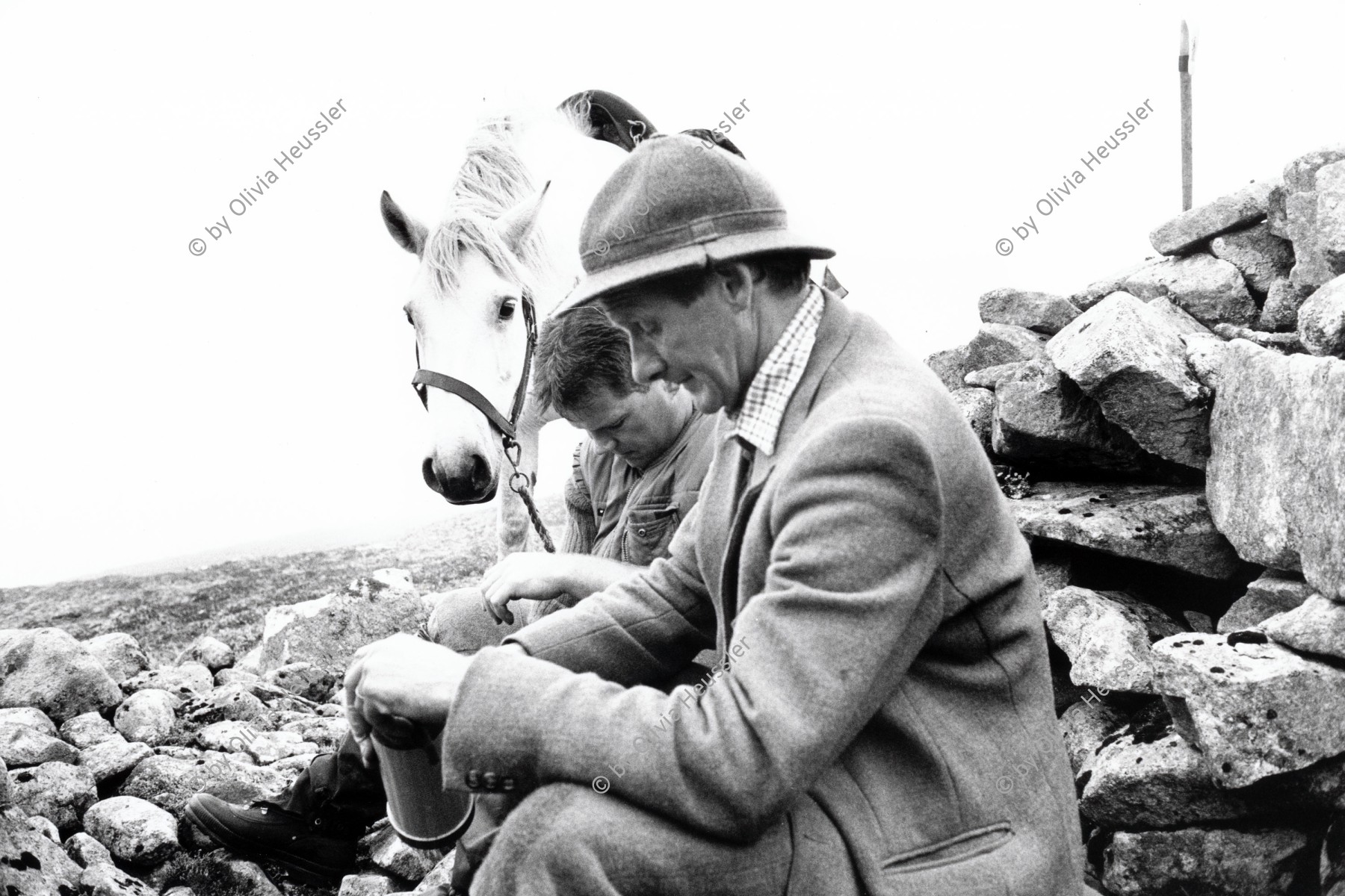 Image of sheet 19910750 photo 4: Während Hirschjagd in Schottland.
1991 √ deer hunting scotland hunter traditional man me highland Vital Hauser Great britain Europe Europa horse scottish

Scotland (Scottish Gaelic: Alba ([ˈal̪ˠapə ] About this sound listen (help·info)) is a country that is part of the United Kingdom. Occupying the northern third of the island of Great Britain, it shares a border with England to the south and is bounded by the North Sea to the east, the Atlantic Ocean to the north and west, and the North Channel and Irish Sea to the southwest. In addition to the mainland, Scotland is made up of more than 790 islands including the Northern Isles and the Hebrides.