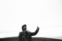 Image of sheet 19910750 photo 8: © 1991, OLIVIA HEUSSLER / www.clic.li
Der Jäger wirft Gräser in die Luft um die Windrichtung zu kontrollieren. Care na Ciche: Coire Brahn Deer hunting in Scotland 1991 deer hunting scotland hunter traditional man me highland  Great britain Europe Europa √ Jagd wind

The hunter throws grass in the air to check the wind direction.
ohne aufkleber