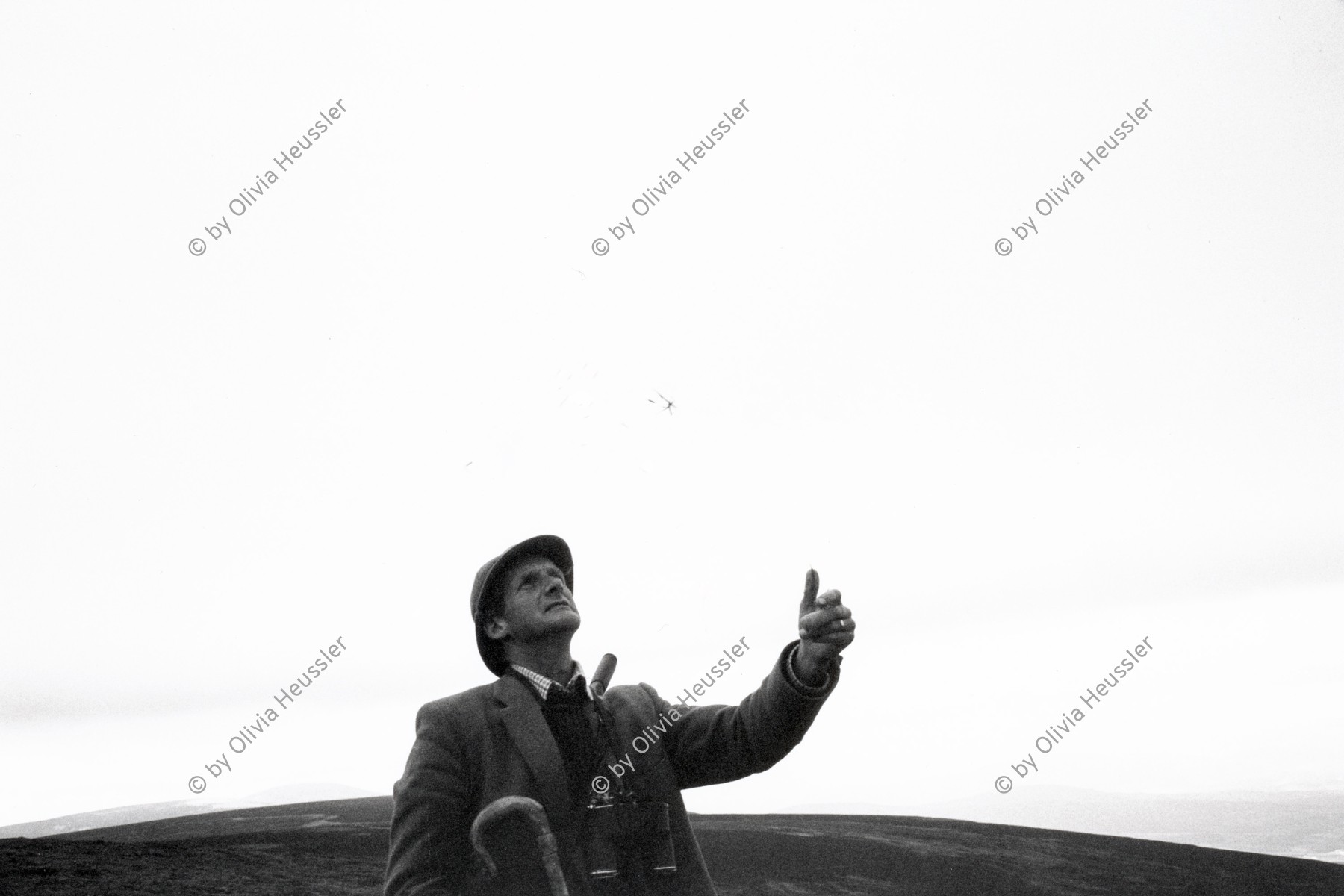 Image of sheet 19910750 photo 8: © 1991, OLIVIA HEUSSLER / www.clic.li
Der Jäger wirft Gräser in die Luft um die Windrichtung zu kontrollieren. Care na Ciche: Coire Brahn Deer hunting in Scotland 1991 deer hunting scotland hunter traditional man me highland  Great britain Europe Europa √ Jagd wind

The hunter throws grass in the air to check the wind direction.
ohne aufkleber