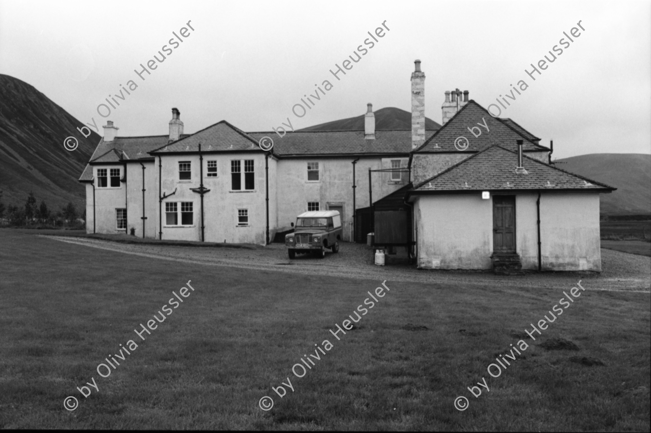 Image of sheet 19910780 photo 15: frtsg. 910770 Der Hirsch Kopf wird ausgekocht.In einem grossen
 Gefäss auf dem Gas Herd. Daneben steht ein kleiner Wasserkocher.
 Irish Setter hinter Gitter im Käfig. Hund. Haus Gaick Lodge von
 hinten. Phillipe und Vital machen Buchhaltung. Eine Grouse hängt
 beim Geschirrbürstchen . Uebersicht auf Haus. Ponys Mein
 Hirschgeweih steht eingepackt bereit. Zur Reise. Europäische Bisons im Drive in Zoo bei Kingussie. Auch Hirsche. 
Kingussie Scotland.9.91
Deer hunting in Scotland Great Britain, 1991
Hirschjagd in Gaick Lodge, Schottland, Vereinigtes Königreich