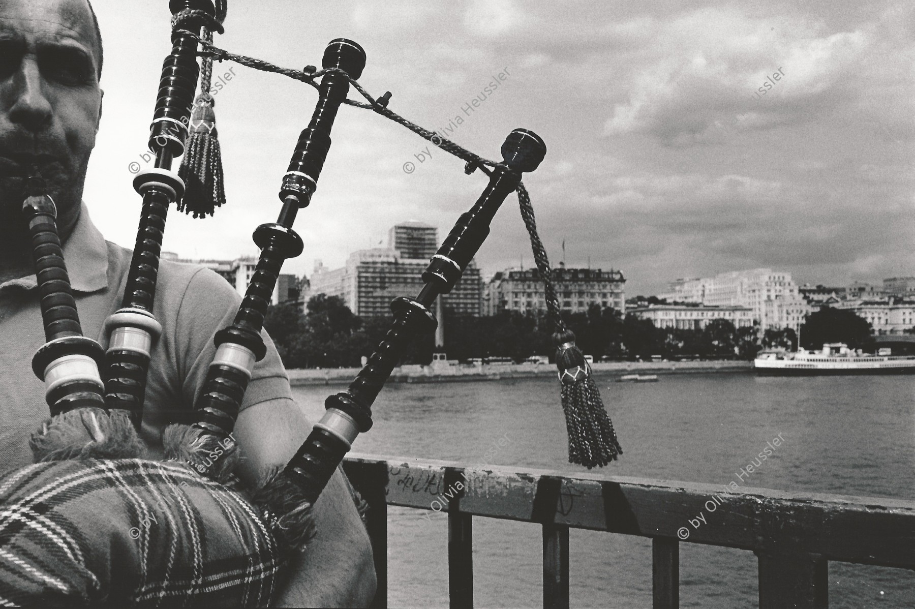 Image of sheet 19910790 photo 35: Auf einer Brücke über die Themse spielt ein Mann auf dem Duddelsack. Musik Music London GB Great Britain England 09.91 1991 √