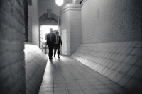 Image of sheet 19910790 photo 36: Zwei Männer aus der Finanzwelt durchgehen eine Fussgängerpassage die durch ihre Konstruktion die Obdachlosen vom Out door Übernachten fernhält. London GB 09.91 England 1991 √
