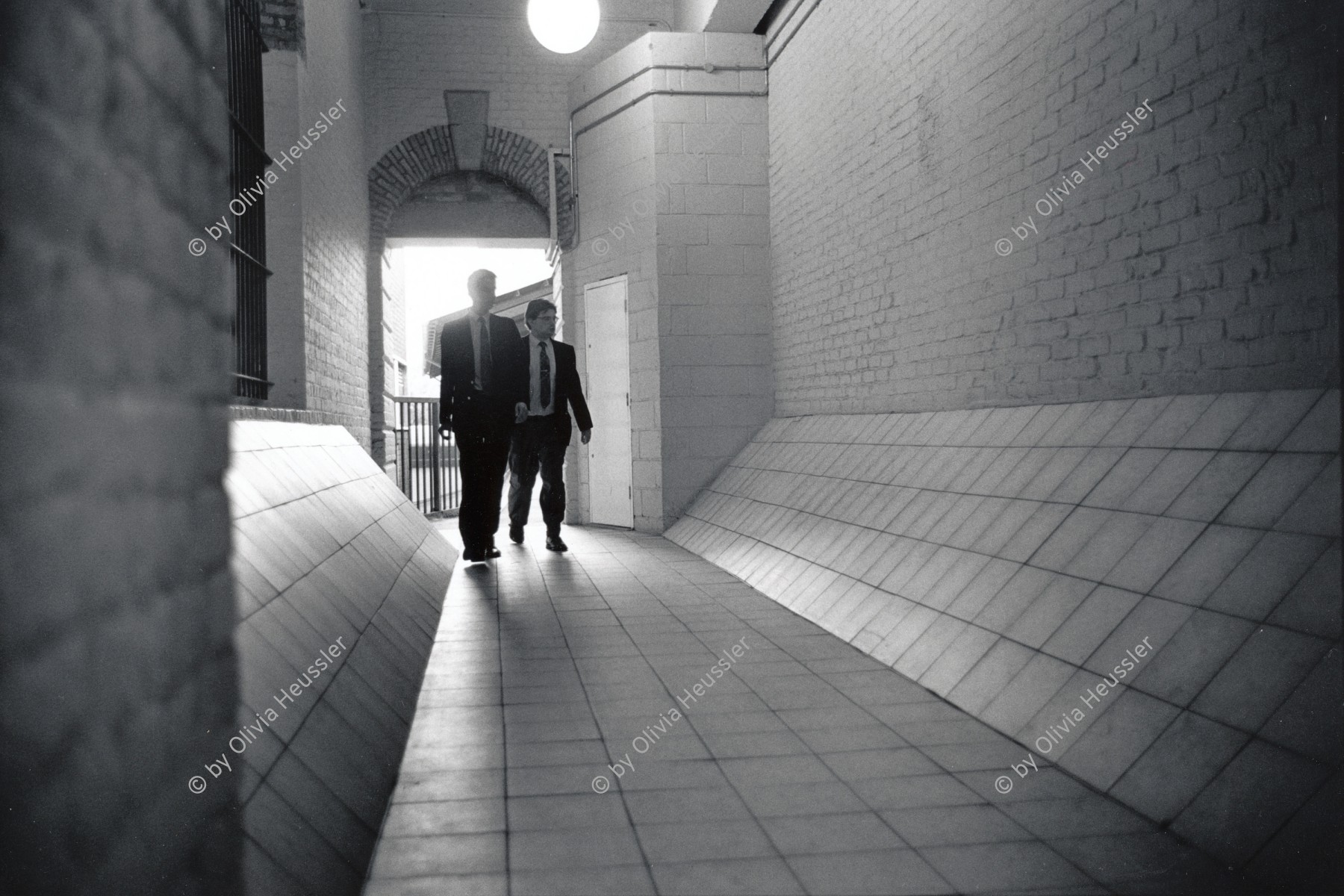 Image of sheet 19910790 photo 36: Zwei Männer aus der Finanzwelt durchgehen eine Fussgängerpassage die durch ihre Konstruktion die Obdachlosen vom Out door Übernachten fernhält. London GB 09.91 England 1991 √