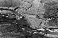 Image of sheet 19910800 photo 17: © 1991, Olivia Heussler / www.clic.li
Moorlandschaft mit Fluss. Mose. Gaick Lodge von oben hinunter. mit See.  scotland schottland 1991  √ nature moor Landscape river water