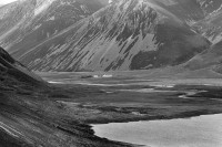 Image of sheet 19910800 photo 18: © 1991, Olivia Heussler / www.clic.li
Moor landschaft mit Fluss. Mose. Gaick Lodge von oben hinunter mit See. scotland schottland 1991 hunting in landscape nature water 
lake