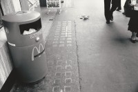 Image of sheet 19910810 photo 0: Das Abfallkonzept von Mc Donald's. In der Fussgängerzone von London. 09.91 1991 England Great Britain √
