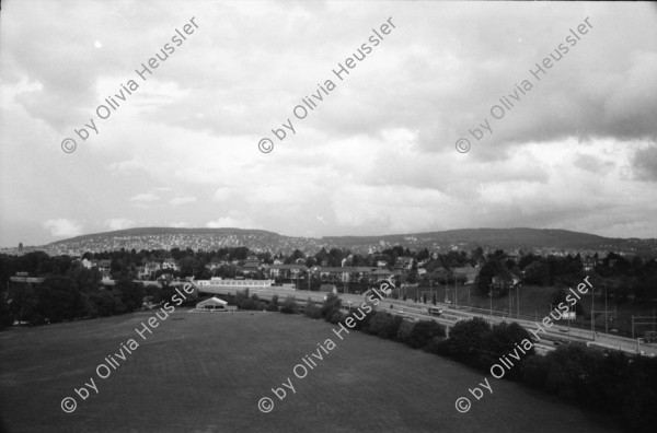 Image of sheet 19910810 photo 10: frtsg. 91080 London Mc Donald's Abfallkonzept. Portrait Arina Junge Rockers. Heureka. Arina Heussler in der Heureka Austellung. Franziska von der Spielplatzanimation Kreis 4 vier Kanzleischulhaus. Alphornbläser Alphorn und Paar in Tracht in der Kanzleiturnhalle anlässlich der ' Schwinget Schwingen 
Aussersihl 1991 Zürich Schweiz Switzerland

© 1991, OLIVIA HEUSSLER / www.clic.li