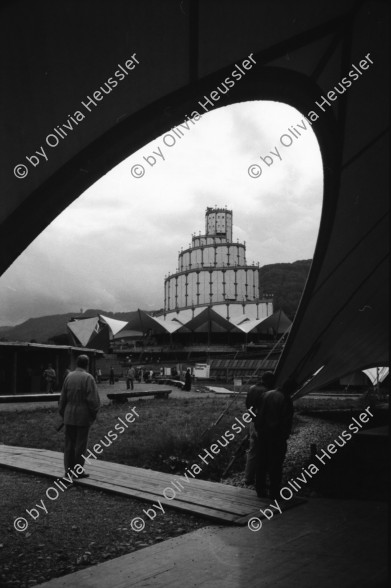 Image of sheet 19910810 photo 13: frtsg. 91080 London Mc Donald's Abfallkonzept. Portrait Arina Junge Rockers. Heureka. Arina Heussler in der Heureka Austellung. Franziska von der Spielplatzanimation Kreis 4 vier Kanzleischulhaus. Alphornbläser Alphorn und Paar in Tracht in der Kanzleiturnhalle anlässlich der ' Schwinget Schwingen 
Aussersihl 1991 Zürich Schweiz Switzerland

© 1991, OLIVIA HEUSSLER / www.clic.li