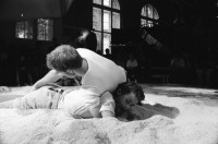 Image of sheet 19910820 photo 36: In der Kanzlei turnhalle gibt es ein Alpfest mit Schwinget. Nr. 7 Rolf Munz 22 Ursina 29 Nemo 36 Jürg Bernhard. Kanzlei Schwinger fest Zürich Holzspähne Zürich Kreis 4 vier Aussersihl 1991 hoselupf sport sports