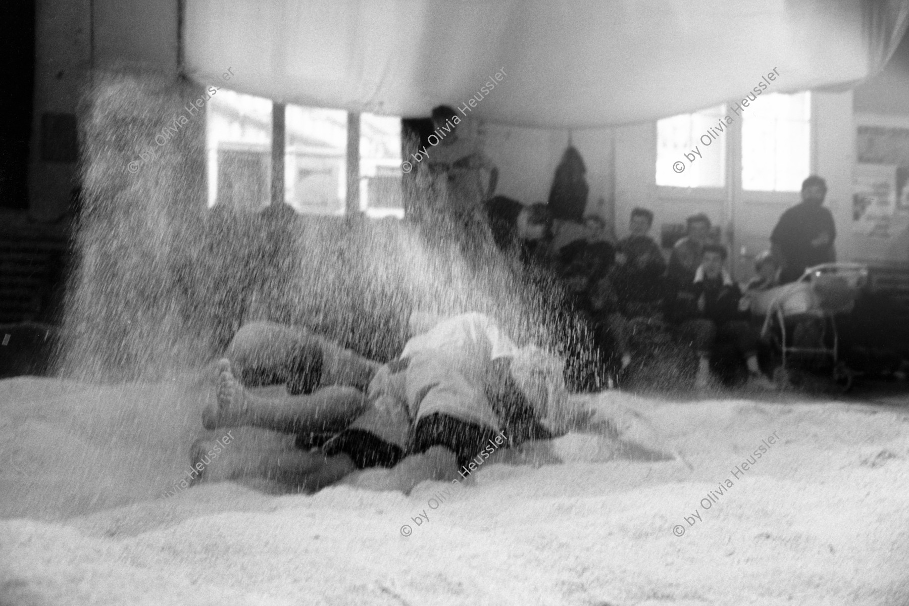 Image of sheet 19910820 photo 4: In der Kanzlei turnhalle gibt es ein Alpfest mit Schwinget. Kanzlei Schwinger fest Holzspähne Zürich Kreis 4 vier Aussersihl 1991 hoselupf sport sports sawdust Switzerland Schweiz Europe
√