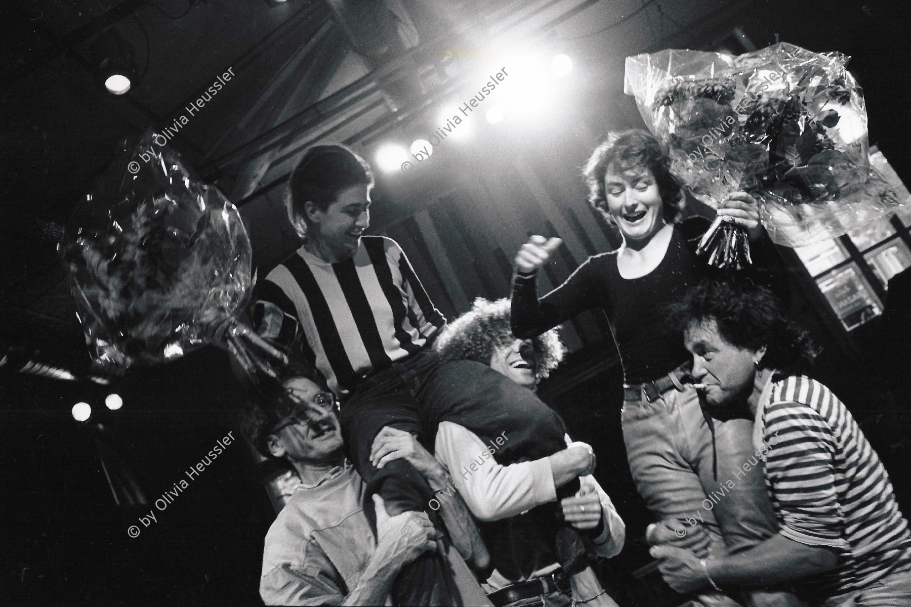Image of sheet 19910830 photo 20: Die beiden Gewinnerinnen (links Ursina Trösch) der 1. Zürcher Kanzleischwinget in der Kanzleiturnhalle in Zürich. Frauen 29.09.91 Schwingen Kanzlei Turnhalle Aussersihl Kreis 4 1991 √
links: Gimes rechts: Rolf Munz
