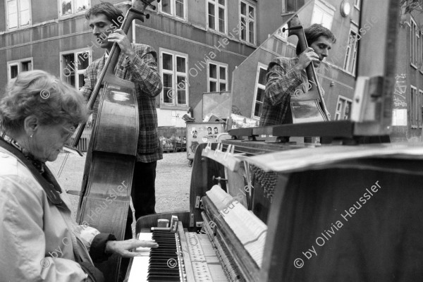 Image of sheet 19910830 photo 28: Konzert während dem 1. Zürcher Kanzleischwinget in der Kanzleiturnhalle in Zürich. 29.09.91 beim Xenix Konzert Musik music concert  Frauen  Kanzlei Turnhalle Aussersihl Kreis 4 1991 √
Europe