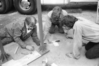 Image of sheet 19910840 photo 25: Bildhauer und Plastiker und Schreiner Schang Hutter stellt in Solidarität mit dem Kanzlei schulhaus seine Plastik, Veittstanz auf.