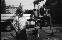 Image of sheet 19910840 photo 7: Der Solothurner Bildhauer und Plastiker und Schreiner Schang Hutter stellt in Solidarität mit dem Kanzlei schulhaus seine Plastik, Veittstanz auf.