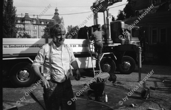 Image of sheet 19910840 photo 7: Der Solothurner Bildhauer und Plastiker und Schreiner Schang Hutter stellt in Solidarität mit dem Kanzlei schulhaus seine Plastik, Veittstanz auf.