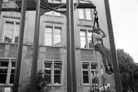 Image of sheet 19910850 photo 12: Der Solothurner Bildhauer Schang Hutter solidarisiert sich mit den Leuten aus dem Kanzleishulhaus und Kulturzentrum für den Abstimmungskampf. Zürich Kanzlei 1991 Aussersihl Kreis vier 4 Schweiz Switzerland Europe art artist Sculpture culture center solidarity √