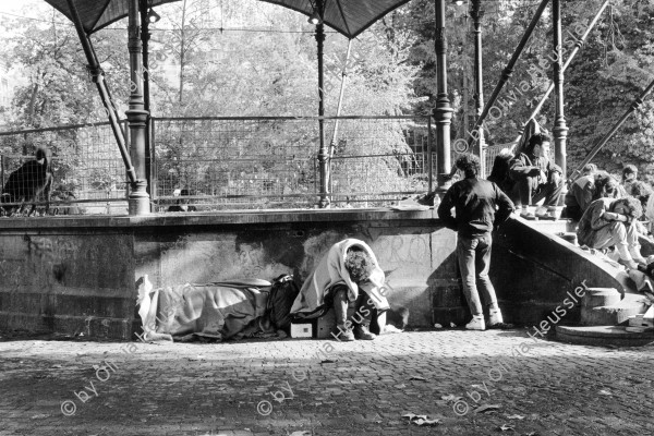 Image of sheet 19910850 photo 23: Ein junger Mann ohne festen Wohnsitz am Zürcher Platzspitz. 
Platzspitz Drogenszene. Zürich Needle parc Switzerland Schweiz Suisse Europe Europa european Heroin Kokain Haschisch Marihuana crack
√ drugs market deal 1991 Drogen Rondell Kreis 5 fünf 
Der Platzspitz (ursprünglich Platzpromenade) ist ein Park im Herzen Zürichs mit sehr abwechslungsreicher Geschichte. Weltweites Medieninteresse erregte die behördlich lange tolerierte Anwesenheit von Drogensüchtigen aus ganz Mitteleuropa