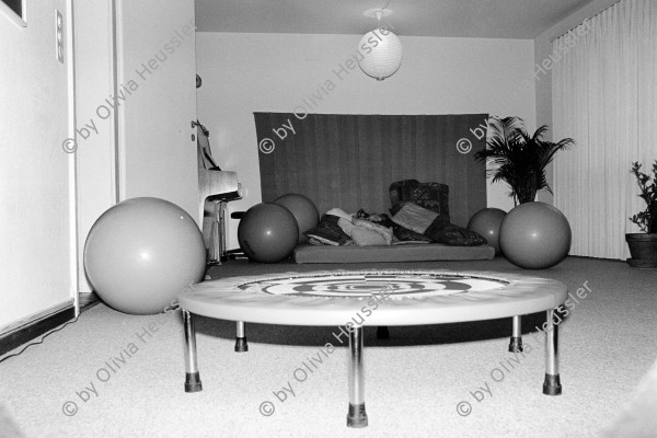 Image of sheet 19910870 photo 5: Gummiballon  und Trampolin im Gebärhaus Delphys. Oberengstringen 1991
birthing house birth center women health