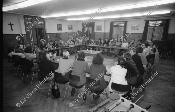 Image of sheet 19910880 photo 26: Portrait André Pinkus Niggi Schär, Bauer spritzt Gülle auf Feld. Röfe Rolf Schelling und Frank Braun spielen mit ihren Söhnen im Kindergarten in Oberrickenbach. Diskussion über Frauen und Männer und Männer und Frauen. Kristin Irion mit Ferdinand. u.a. Konzert Firehose in Roten Fabrik. Bass Mike Watt Gesang Ed Crawford.Wandmalerei von Peter Bäder. Zürich