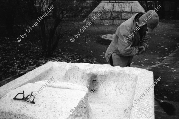 Image of sheet 19910890 photo 14: frtsg. 910880 Konzert Firehose Rote Fabrik. Kanzleischulhaus Einweihung Brunnen Olivia von Paul Sieber. Kinder holen Glas aus Glas Container. Alte Frauen stehen da und bringen Blechdosen zum Entsorgen. 
recycling Kanzlei Zürich Schweiz Switzerland concert rock art fontain glass women kids children sculpture Kreis vier Aussersihl