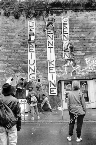 Image of sheet 19910920 photo 15: An der Antirassismus  Demonstration entsteht am Central ein Wandbild. 'Befreiung kennt keine Grenzen' Kreis eins 1 Zürich 12.91 
'Liberation knows no boundaries' √