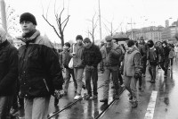 Image of sheet 19910920 photo 32: Eine Gruppe junger Männer, bewaffnet mit Baseballschläger und Bierhumpen, marschiert an einer Anti-Rassismus Demonstration mit und versucht später die TeilnehmerInnen anzugreifen. Zürich 12.91 
1991 anti racism Europe Switzerland swiss protest Schweiz
© Olivia Heussler, www.clic.li √