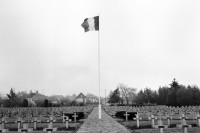 Image of sheet 19910930 photo 36: © 1991, OLIVIA HEUSSLER / www.clic.li
Friedhof für die Gefallenen im 1. Weltkrieg Cernay Frankreich France 1991 √

Cemetery for the fallen soldiers in the 1st world war
Hartmannswillerkopf, also known as the Vieil Armand or Hartmannsweilerkopf is a pyramidal rocky spur in the Vosges mountains of Alsace. The peak stands at 956 metres (3,136 ft) overlooking the Rhine valley. At Hartmannswillerkopf stands a national monument of World War I for the fighting which took place in the trenches here.
ohne Aufkleber