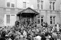 Image of sheet 19910940 photo 32: Auf dem Kanzlei schulhaus areal besammeln sich die Menschen für die Demonstration durch die Stadt. 'Für mehr Räume' . Zürich 12.91 1991 Zürich Protest Kanzlei Aussersihl Kreis 4 vier √ Schweiz Suisse Switzerland Swiss Housing Europa Europe european people