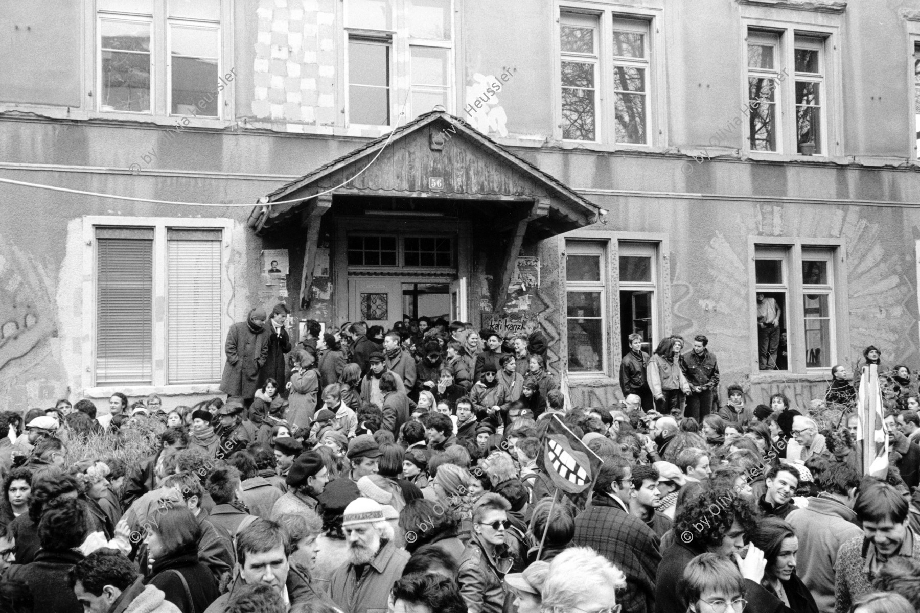 Image of sheet 19910940 photo 32: Auf dem Kanzlei schulhaus areal besammeln sich die Menschen für die Demonstration durch die Stadt. 'Für mehr Räume' . Zürich 12.91 1991 Zürich Protest Kanzlei Aussersihl Kreis 4 vier √ Schweiz Suisse Switzerland Swiss Housing Europa Europe european people