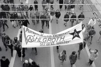 Image of sheet 19910950 photo 15: An der Demonstration gegen die Schliessung des Kanzleischulhauses als autonomer Kulturbetrieb im Quartier.  Zürich 12.9 Langstrasse Unterführung Longstreet Räume statt Räumungen.
Auf dem Kanzlei schulhaus areal besammeln sich die Menschen für die Demonstration durch die Stadt. Banner Wohlgroth. Zürich 12.91 1991 Zürich Protest Kanzlei Aussersihl Kreis 4 vier √ Schweiz Suisse Switzerland Swiss Housing Europa Europe european