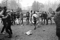 Image of sheet 19910950 photo 26: Während einer Demonstration wird der neu erstellte Zaun gegen die Drogenszene am Platzspitz wieder umgelegt. Zürich, Kreis 5 fünf 1991 √ protest against drug szene closing space drug deal scene europe europa Swiss Switzerland Schweiz 12.91 needle parc Heroin Cocaine drugs
Der Platzspitz (ursprünglich Platzpromenade) ist ein Park im Herzen Zürichs mit sehr abwechslungsreicher Geschichte. Weltweites Medieninteresse erregte die behördlich lange tolerierte Anwesenheit von Drogensüchtigen aus ganz Mitteleuropa