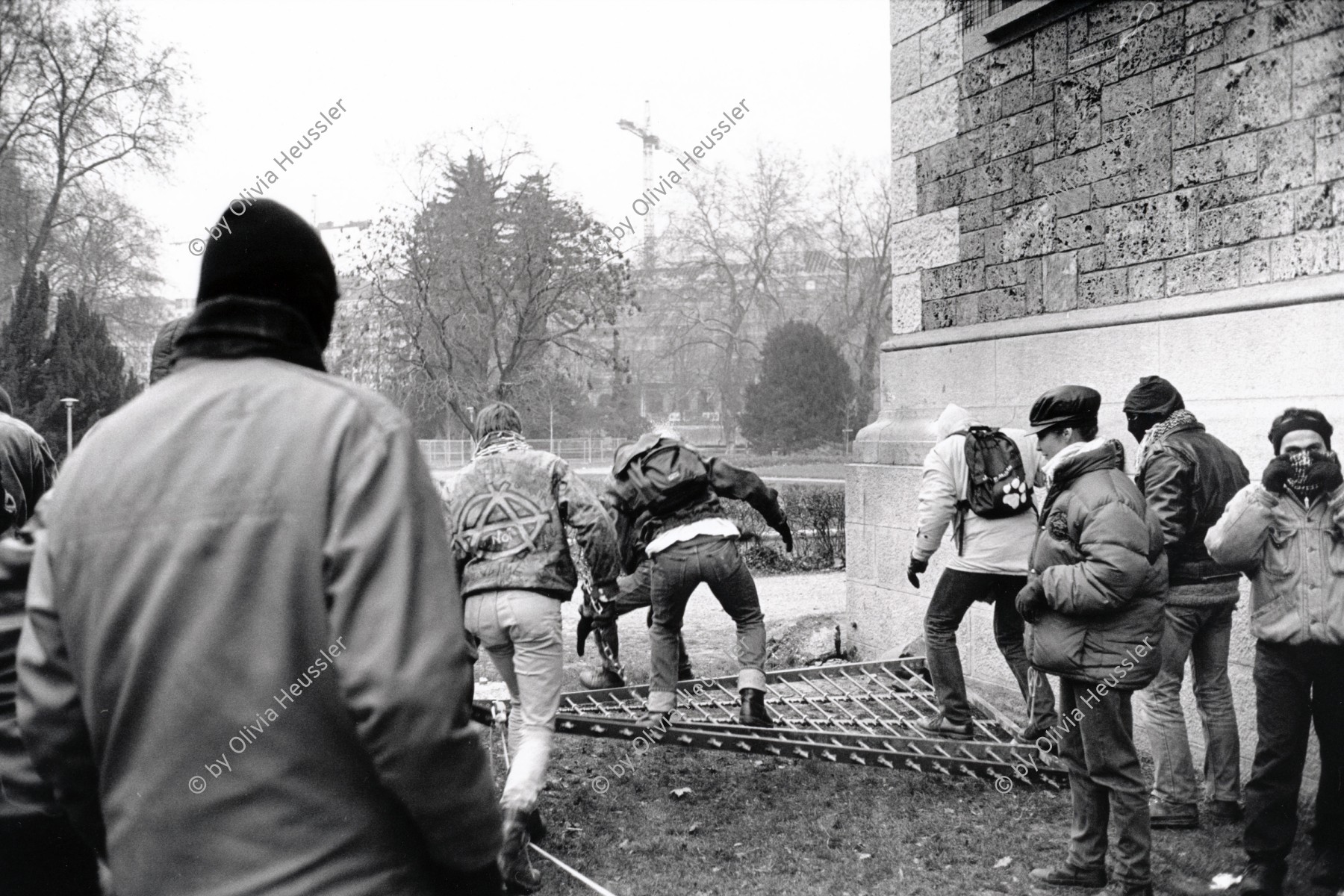 Image of sheet 19910950 photo 27: Während einer Demonstration wird der neu erstellte Zaun gegen die Drogenszene am Platzspitz wieder umgelegt. Zürich, Kreis 5 fünf 1991