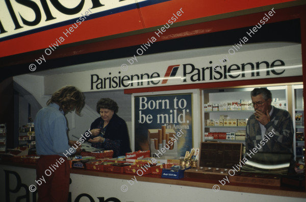 Image of sheet 19913000 photo 3: Kiosk Parisienne Mann raucht Born to be mild. Werbung