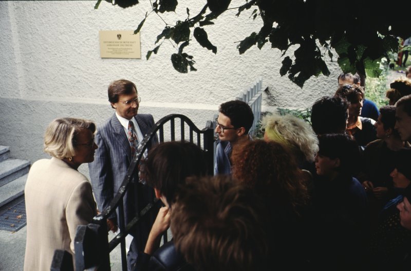 Image of sheet 19913004 photo 16: Anti 700-Jahrfeier Protest der Schweiz durch Aktivistinnen in der Österreichischen Botschaft in Bern 1991. Mit Haemmerli