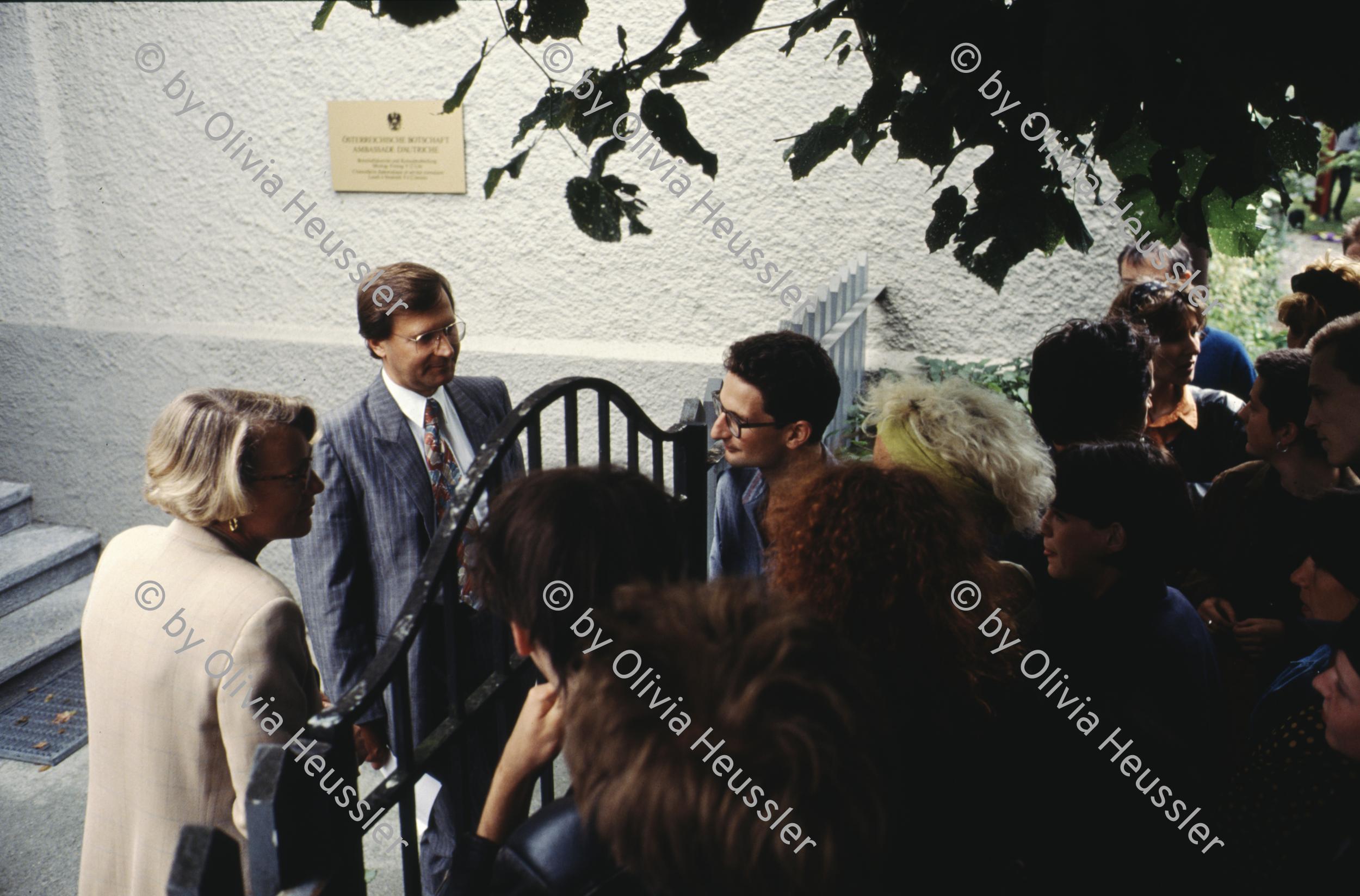 Image of sheet 19913004 photo 16: Anti 700-Jahrfeier Protest der Schweiz durch Aktivistinnen in der Österreichischen Botschaft in Bern 1991. Mit Haemmerli