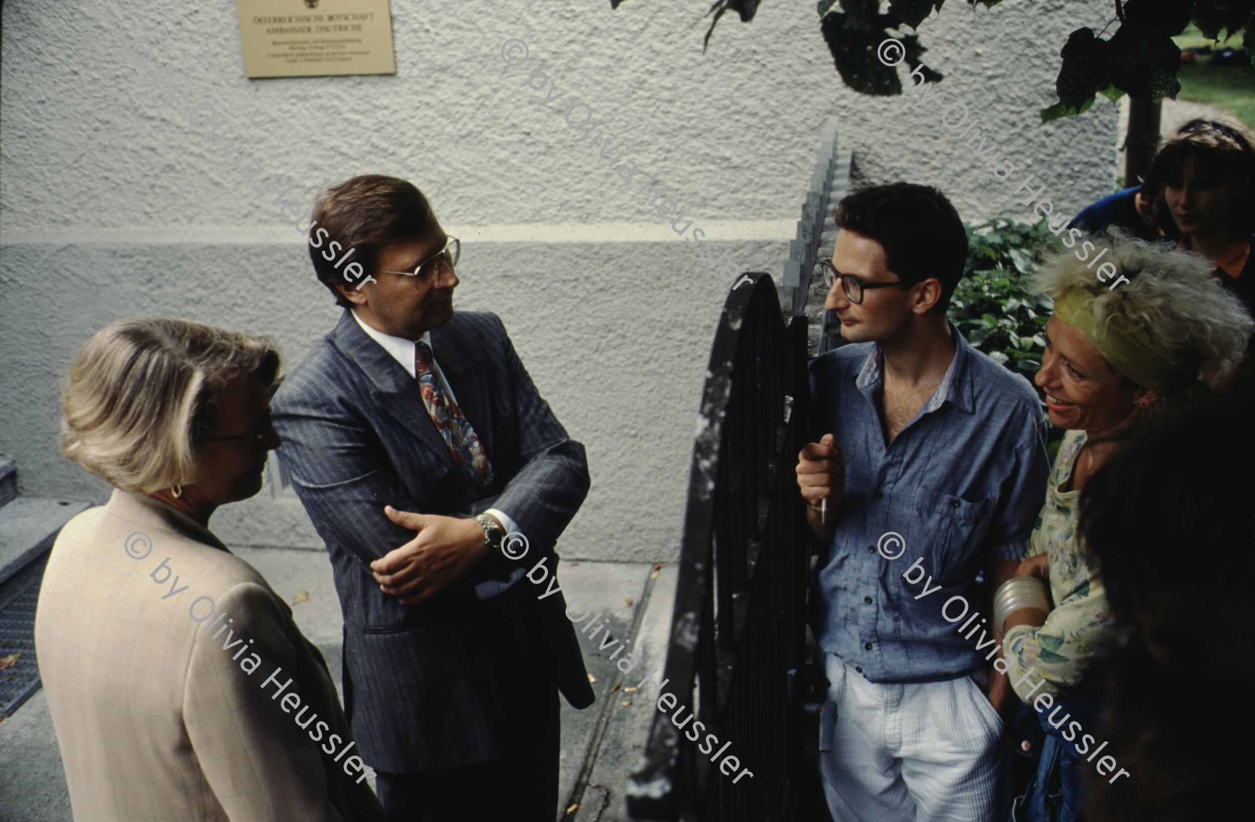 Image of sheet 19913004 photo 7: Anti 700-Jahrfeier Protest der Schweiz durch Aktivistinnen in der Österreichischen Botschaft in Bern 1991. Mit Haemmerli