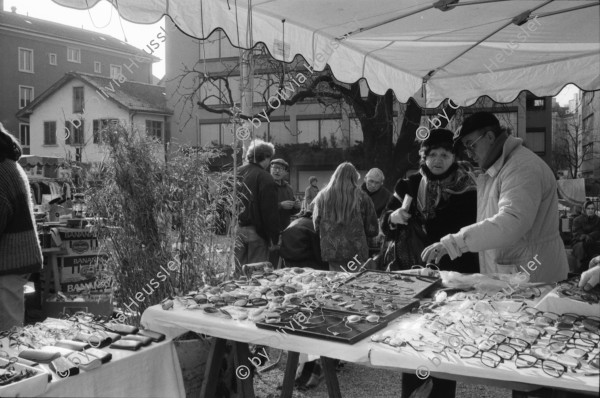 Image of sheet 19920010 photo 10: Flohmarkt im Kanzleischulhaus. Silvano Speranza fährt den Federlos Bus. Züglete vom Kanzlei. Plastik von Schang Hutter. Werbeplakat für Baer gescrached. Schulbänke liegen im Hof verbrannt. Rebecca Naldi. Schulhaus Portrait Kanzleischulhaus und brennende Schulbänke. Zürich 1992 pulte tables chairs burned fyer schule school 
housing occupation occupied house home protest swiss switzerland Schweiz Europe