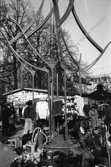 Image of sheet 19920010 photo 11: Flohmarkt im Kanzleischulhaus. Silvano Speranza fährt den Federlos Bus. Züglete vom Kanzlei. Plastik von Schang Hutter. Werbeplakat für Baer gescrached. Schulbänke liegen im Hof verbrannt. Rebecca Naldi. Schulhaus Portrait Kanzleischulhaus und brennende Schulbänke. Zürich 1992 pulte tables chairs burned fyer schule school 
housing occupation occupied house home protest swiss switzerland Schweiz Europe