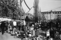 Image of sheet 19920010 photo 13: Flohmarkt im Kanzleischulhaus. Silvano Speranza fährt den Federlos Bus. Züglete vom Kanzlei. Plastik von Schang Hutter. Werbeplakat für Baer gescrached. Schulbänke liegen im Hof verbrannt. Rebecca Naldi. Schulhaus Portrait Kanzleischulhaus und brennende Schulbänke. Zürich 1992 pulte tables chairs burned fyer schule school 
housing occupation occupied house home protest swiss switzerland Schweiz Europe