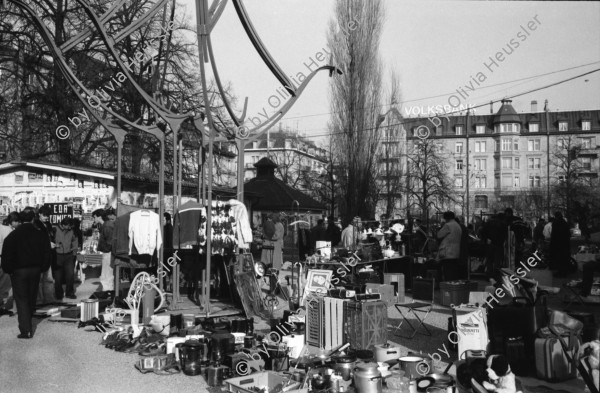 Image of sheet 19920010 photo 13: Flohmarkt im Kanzleischulhaus. Silvano Speranza fährt den Federlos Bus. Züglete vom Kanzlei. Plastik von Schang Hutter. Werbeplakat für Baer gescrached. Schulbänke liegen im Hof verbrannt. Rebecca Naldi. Schulhaus Portrait Kanzleischulhaus und brennende Schulbänke. Zürich 1992 pulte tables chairs burned fyer schule school 
housing occupation occupied house home protest swiss switzerland Schweiz Europe