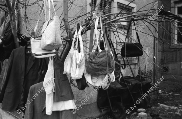 Image of sheet 19920010 photo 14: Flohmarkt im Kanzleischulhaus. Silvano Speranza fährt den Federlos Bus. Züglete vom Kanzlei. Plastik von Schang Hutter. Werbeplakat für Baer gescrached. Schulbänke liegen im Hof verbrannt. Rebecca Naldi. Schulhaus Portrait Kanzleischulhaus und brennende Schulbänke. Zürich 1992 pulte tables chairs burned fyer schule school 
housing occupation occupied house home protest swiss switzerland Schweiz Europe