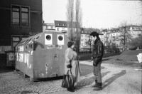 Image of sheet 19920010 photo 17: Flohmarkt im Kanzleischulhaus. Silvano Speranza fährt den Federlos Bus. Züglete vom Kanzlei. Plastik von Schang Hutter. Werbeplakat für Baer gescrached. Schulbänke liegen im Hof verbrannt. Rebecca Naldi. Schulhaus Portrait Kanzleischulhaus und brennende Schulbänke. Zürich 1992 pulte tables chairs burned fyer schule school 
housing occupation occupied house home protest swiss switzerland Schweiz Europe
