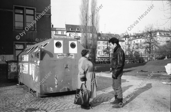 Image of sheet 19920010 photo 17: Flohmarkt im Kanzleischulhaus. Silvano Speranza fährt den Federlos Bus. Züglete vom Kanzlei. Plastik von Schang Hutter. Werbeplakat für Baer gescrached. Schulbänke liegen im Hof verbrannt. Rebecca Naldi. Schulhaus Portrait Kanzleischulhaus und brennende Schulbänke. Zürich 1992 pulte tables chairs burned fyer schule school 
housing occupation occupied house home protest swiss switzerland Schweiz Europe