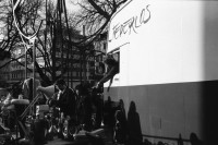 Image of sheet 19920010 photo 20: Flohmarkt im Kanzleischulhaus. Silvano Speranza fährt den Federlos Bus. Züglete vom Kanzlei. Plastik von Schang Hutter. Werbeplakat für Baer gescrached. Schulbänke liegen im Hof verbrannt. Rebecca Naldi. Schulhaus Portrait Kanzleischulhaus und brennende Schulbänke. Zürich 1992 pulte tables chairs burned fyer schule school 
housing occupation occupied house home protest swiss switzerland Schweiz Europe
