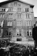 Image of sheet 19920010 photo 34: Kanzlei schulhaus und brennende Schulbänke. Zürich 1992 √ pulte tables chairs burned fyer schule school
housing occupation occupied house home protest swiss switzerland Schweiz Europe
ohne Aufkleber printed by Lorenz Erismann